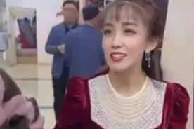 婚礼现场51岁婆婆被误认为新娘：农村人不怎么保养，心态好视频封面