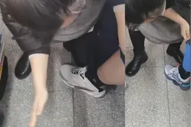 假打真爱！天气降温美女班主任挨个检查返校生有无穿秋裤视频封面