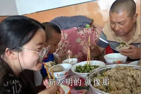 女儿要回家了，老妈做最爱粉蒸肉，又创新啥美食？直呼太新奇了