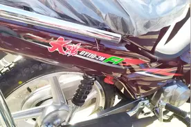 大阳摩托推出电喷的弯梁车！油耗0.9升，与化油器车比哪个好呢？视频封面