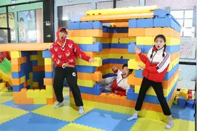 小甜甜和来福一起做积木城堡，没想来福非要住在城堡里，太逗了视频封面