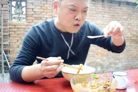 25块钱买36个海兔，没想到吃出个塑料，阿超说这到底是啥东西？