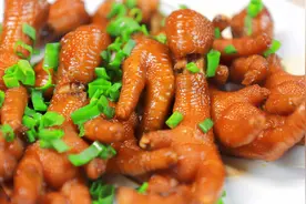 家庭版酱香鸡爪的做法，不加一滴油，出锅红润酱香，软烂脱骨