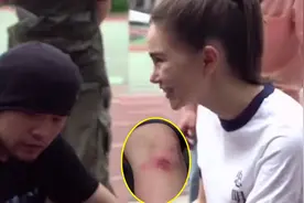 昆凌片场摔倒膝盖受伤，周董满脸自责，无奈扶额好心疼视频封面