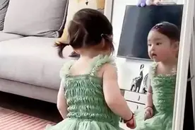 小萌娃第一次照镜子，居然把自己吓了一跳，这一幕太逗了！视频封面