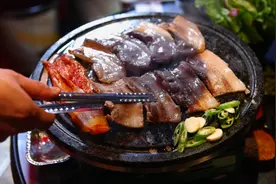 吃自助烤肉服务员频繁给你换纸其实是在暗示，你理解她的用意吗？视频封面