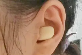 把大蒜放在耳朵里，真是实用，10个人8个需要，难怪大家都跟着做视频封面