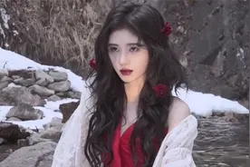 绝美！鞠婧祎雪地里穿吊带妩媚诱人，披黑纱秀小香肩太惊艳视频封面