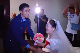 湖南一姑娘酒店出嫁，新郎是个空军飞行员，看看是什么军衔视频封面