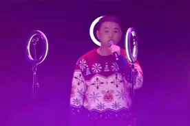 药水哥现场版《药水歌》！边笑边唱，有点小害羞？