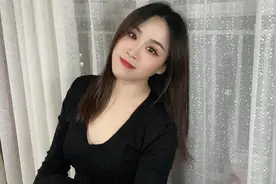 女生的S形身材是怎么来的？美女悄悄说出小秘密，前凸后翘全靠垫