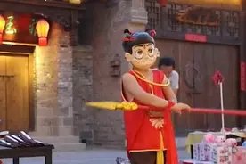 河南6岁男孩扮哪吒帮妈妈摆摊，一站6小时，生意火爆销量翻7倍