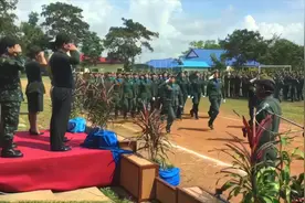 泰国阅兵，女兵蹦蹦跳跳的样子，真的让人严肃不下来！太搞笑了视频封面