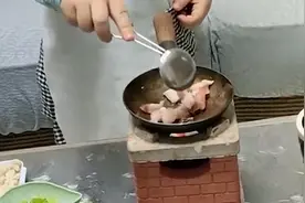 3岁宝宝起早自己煮面条吃，网友以为很可怜一看傻眼：我格局小了视频封面