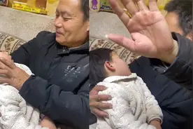 爷爷抱熟睡的孙子仔细端详，眼神微眯手指轻轻摸脸，下秒瞬间变脸视频封面