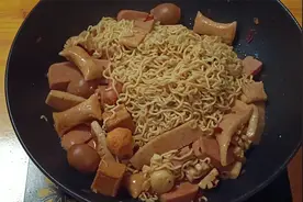 喜欢吃辣的都可以在家做哟！自制麻辣方便面锅