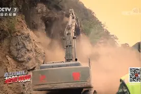 巨石击穿驾驶室 强降雨引发泥石流塌方 直击川藏线抢险救援视频封面