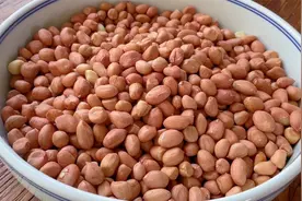 保存花生时，最忌装袋子里随手一放，教小妙招，不发霉不生虫