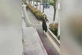 监拍：女子踩在台阶上崴脚瞬间倒地，忍痛起身一瘸一拐走回店内视频封面