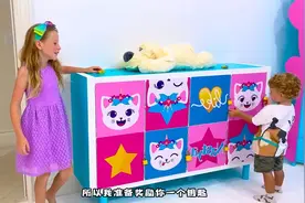 小女孩帮助爸爸照顾弟弟，她们一起玩套圈游戏视频封面