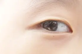 “记者在场 赔偿免谈”！9岁男童右眼被同学戳伤，家长问责托管视频封面