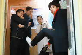 电梯超重，美女提议每人扔一件东西，不料小伙把鞋和裤子都扔了视频封面