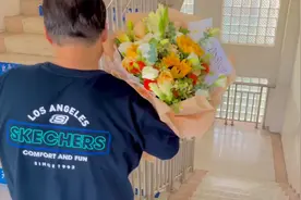 高三学生送班主任鲜花蛋糕,班主任捧着从1楼炫耀到3楼,可爱到爆视频封面