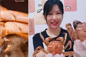 听说螃蟹里有“寄生虫”，用镊子一丝丝剥开，猜猜看到啥了视频封面
