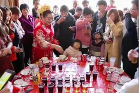 广东小伙结婚，新娘陪大伙喝酒，收了好多红包，爽歪歪视频封面