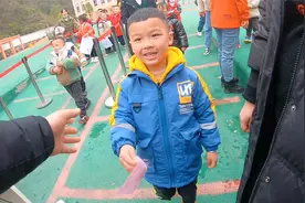 宝宝来县城上公立幼儿园，一个学期1900，大家觉得贵不贵？视频封面