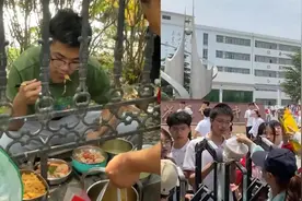 高考前数百家长隔着护栏给孩子送饭，场面壮大令人震撼视频封面