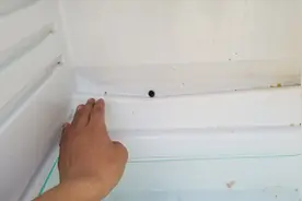 冰箱排水孔堵塞，老有积水怎么办？老师傅教你一招，彻底修好视频封面