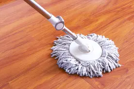 天天拖地还是脏？教你一招，地板光亮如新还耐脏，省时又省力视频封面