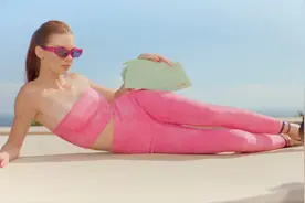 超模肯豆，在海边拍摄比基尼写真大片