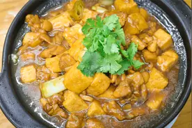 豆腐和鸡肉一起炖，没想到这么香，做一道吉祥豆腐煲，这口感绝了