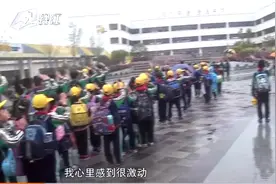 国歌声响起，小学生停步敬礼视频封面