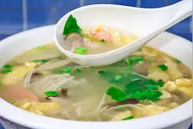 大厨教你做“三鲜菌菇汤”，清淡营养不油腻，看看都用的哪三鲜？