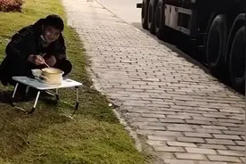大车司机开车路过家门口，妻儿行为令他泪目：只想让我吃顿热乎饭视频封面