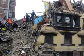 中国民间救援队竟组织敢死队进入危房抢险，中国救援队走向成熟视频封面