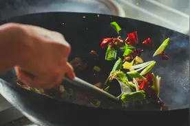 菜炒咸了怎么办？有人加糖有人加水，都不对，教你正确方法