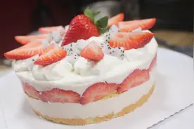 小朋友生日啦，做个草莓生日蛋糕，入口即化的口感很受欢迎视频封面