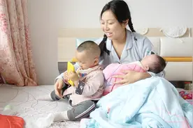 小柒月出生20天了，脸上长了好多红疹子，这下可把妈妈吓得够呛视频封面