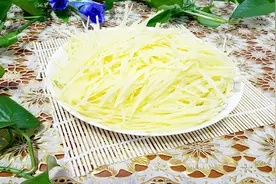 土豆丝很好吃，但是土豆泡过的水用处也很大，家家户户都用得上