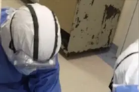 广西援汉护士心脏骤停晕倒在隔离区，目前仍在抢救治疗中视频封面