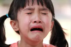 仅仅3天没见，女儿进门扑进老爸怀里哭起来，网友：妈妈酸了视频封面