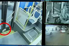 公交车司机未等学生下车就关车门致学生被拖行 警方回应视频封面