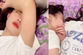 闺蜜失恋叫女子喝酒，以为她会伤感不料闺蜜举动亮了：最佳损友！视频封面
