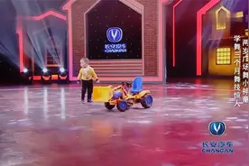 2岁萌娃跳广场舞，超鸡运动会，爆笑全场视频封面