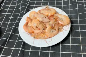 吃虾的时候剥皮太费劲了？教你好方法，吃货必备，太好用了视频封面