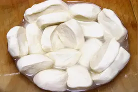 面条不用手擀了，教你懒人做法，面块瞬间变面条，口感爽滑又筋道